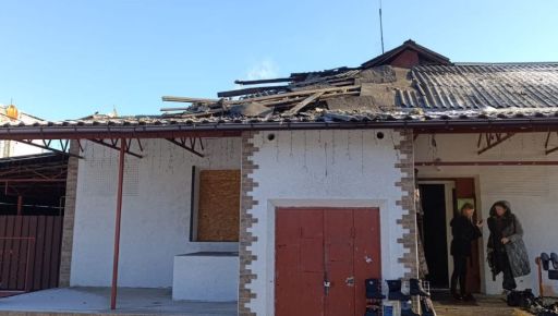 На Харківщині окупанти вдарили дроном по магазину та поліцейському авто: фото влучань