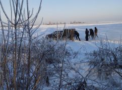 На Харьковщине полицейские помогли водителю, вылетевшему на поле (ФОТОФАКТ)