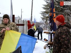 На Харківщині негода пошкодила прапори на могилах захисників