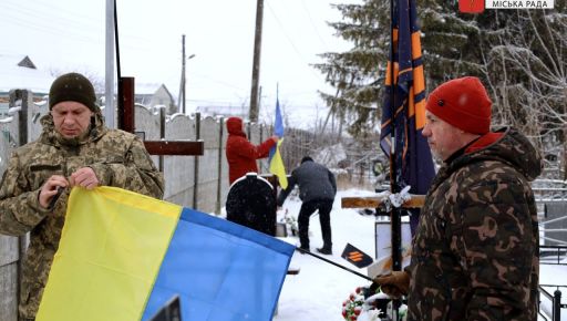 На Харьковщине непогода повредила флаги на могилах защитников