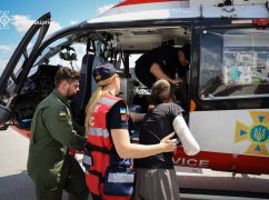 Рятувальницю з Харкова, яка внаслідок російської атаки втратила руку, перевезли до Львова