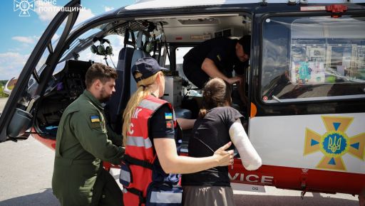Спасательницу из Харькова, которая в результате российской атаки потеряла руку, перевезли во Львов