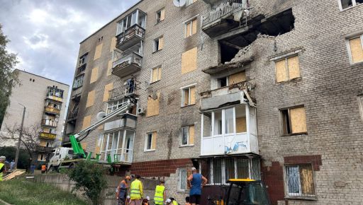 У Ізюмі ліквідовують наслідки удару, внаслідок якого загинула жінка