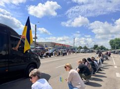 У Балаклії живим коридором шани провели військового в останню путь