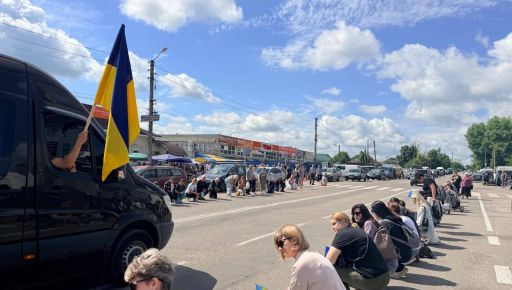 У Балаклії живим коридором шани провели військового в останню путь