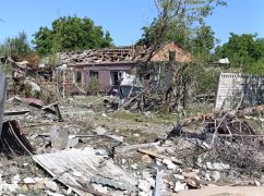 Окупанти з авіації знесли центр селища на Харківщині