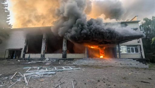В Харьковской области из-за российской атаки сгорел дом культуры: кадры с места
