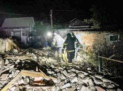 Спасатели извлекли из-под завалов тела супругов: кадры с места атаки в Балаклее