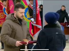 Зеленский вручил награды семьям погибших под Изюмом Героев Украины