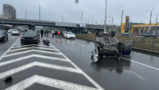У Харкові в ДТП перекинулося авто: Постраждали дві жінки