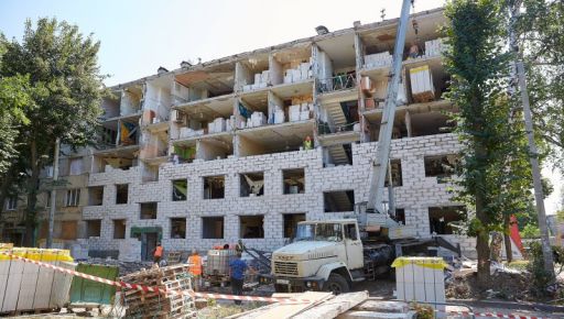 У Терехова показали відбудову 5-поверхівки, яку навесні потрощили окупанти