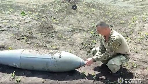 На Харьковщине обезвредили мощную авиаобомбу: Видео работы саперов
