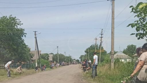 Жителі Харківщини на колінах попрощалися з полеглим захисником