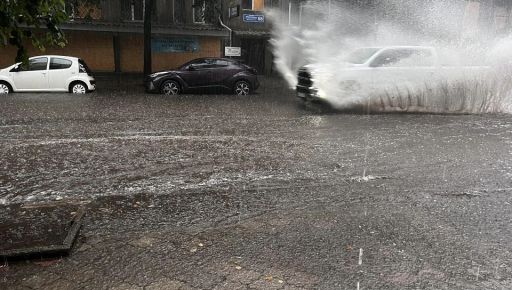 В Харькове - сильный ливень: Улицы утонули в воде