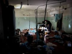 Замусоренный подвал и медикаменты 60-х годов: Как выглядит "госпиталь" оккупантов в Изюме