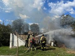 В прифронтовой Петропавловке россияне подожгли дом: Кадры с места