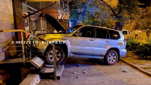 В Харькове внедорожник протаранил две легковушки и врезался в здание