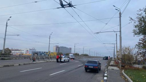 На мосту в Харькове столкнулись автомобили: Два человека в больнице