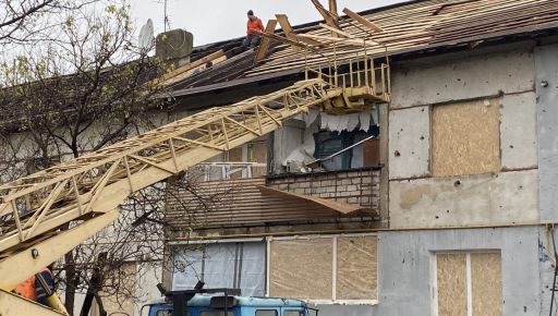 На Харківщині ремонтують багатоквартирні будинки, які росіяни обстріляли з РСЗВ