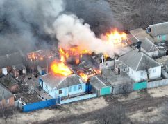 Росіяни обстрілюють селище на Харківщині: Горять будинки