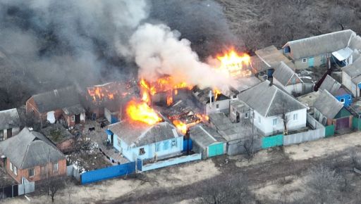 Росіяни обстрілюють селище на Харківщині: Горять будинки