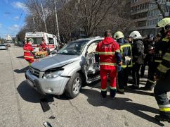 В ДТП в Харькове травмировались три человека: Водителя и пассажира вырезали спасатели
