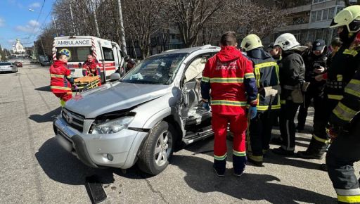 В ДТП в Харькове травмировались три человека: Водителя и пассажира вырезали спасатели