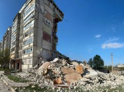 Появились кадры из Волчанска, где россияне попали в многоэтажку