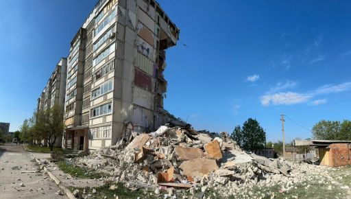 Появились кадры из Волчанска, где россияне попали в многоэтажку