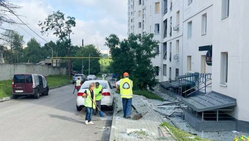 В Харькове коммунальщики устраняют последствия российских обстрелов