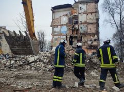Поисковая операция в Харькове: ГСЧС завалила стену на месте обстрела ракетой