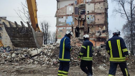 Пошукова операція в Харкові: ДСНС завалила стіну на місці обстрілу ракетою
