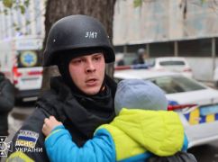Появились первые кадры эвакуации детей после обстрела детского сада в Харькове