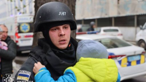 Появились первые кадры эвакуации детей после обстрела детского сада в Харькове