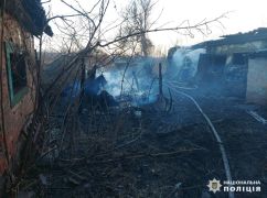 На Харківщині через паліїв трави ледь не згоріли будинок та гараж