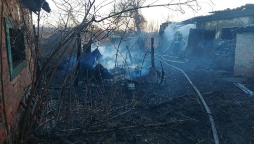 На Харківщині через паліїв трави ледь не згоріли будинок та гараж