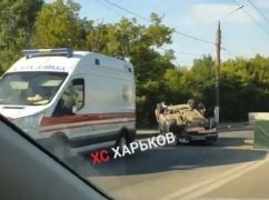 У Харкові машина влетіла в бетонні блоки та перекинулася на дах: Відео з місця