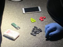 В Харькове задержали мужчину с 20 свертками наркотиков