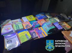 В разрушенном оккупантами лицее на Купянщине нашли полтысячи российских учебников