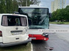 У Харкові в ДТП потрапив маршрутний автобус: Фото з місця