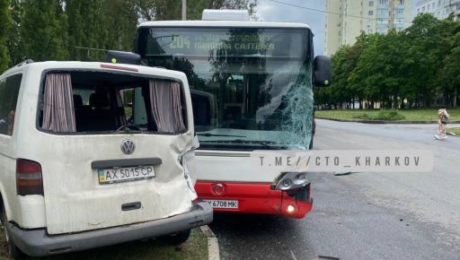 В Харькове в ДТП попал маршрутный автобус: Фото с места