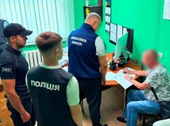 Збитки сягнули мільйона: у Харкові керівник та працівниця лікарні фіктивно працевлаштовували людей