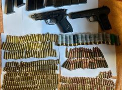 На Харківщині чоловік зберігав удома пістолети та понад півтисячі набоїв – поліція