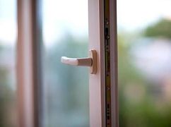 В Харькове мужчина погиб после падения с 4-го этажа: что выяснила полиция