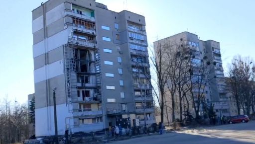 В поселке под Харьковом показали, что делают с многоэтажкой, разрушенной во время авиаудара россиян