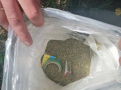 В Харькове копы обнаружили у нервного прохожего сумку с наркотиками
