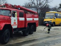 В Харьковской области пассажирский автобус влетел в забор: Людей освобождали спасатели