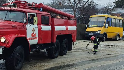 В Харьковской области пассажирский автобус влетел в забор: Людей освобождали спасатели