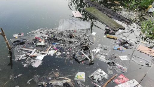 У Харкові в озері виявили купу сміття (ФОТОФАКТ)