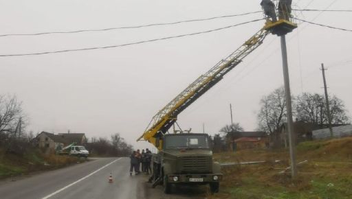 Света не было с первого дня войны: Энергетики запитали село в пригороде Харькова